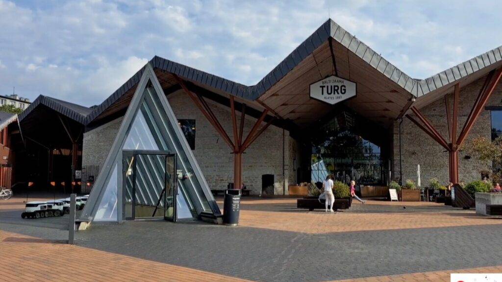 バルティヤマ市場(Balti Jaama Turg)大きな屋根付きのマーケット