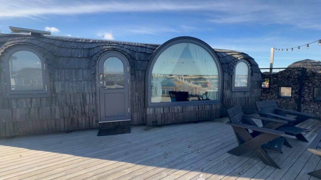 IgluPark(イグルパーク)カラマヤ地区の海沿いに建つイグルー型宿泊棟