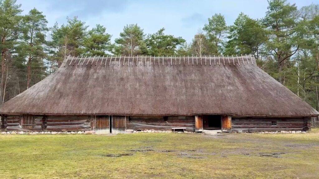 藁ぶき屋根の農家や納屋、古い井戸や干し草小屋