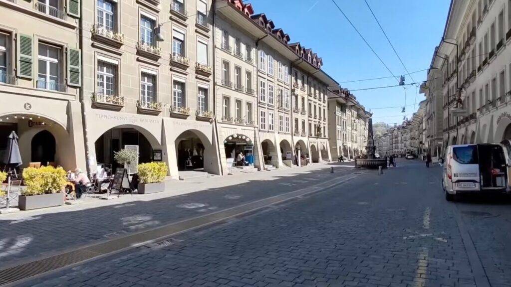 スイスの首都ベルン、旧市街の通りには、中世から残る屋根付きのアーケード