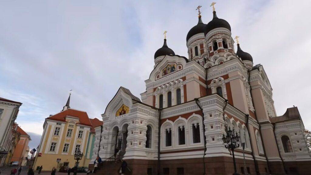 金色の十字架がのった、ロシア復古様式の大聖堂