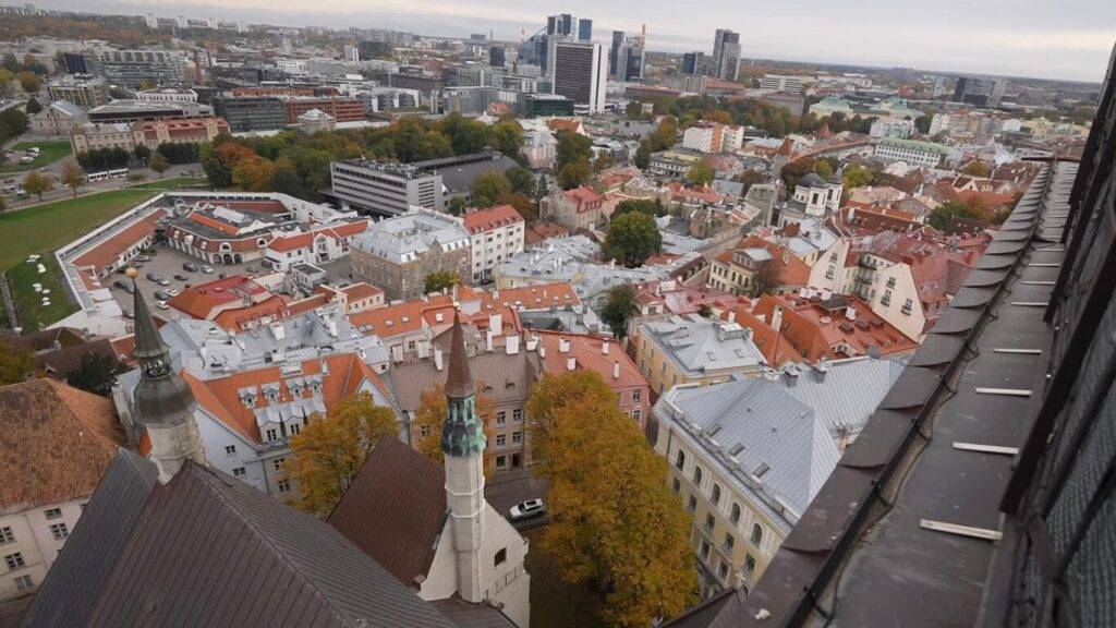 エストニアの首都タリン、高層ビルや巨大なクレーンが立ち並ぶ“現代の都市”