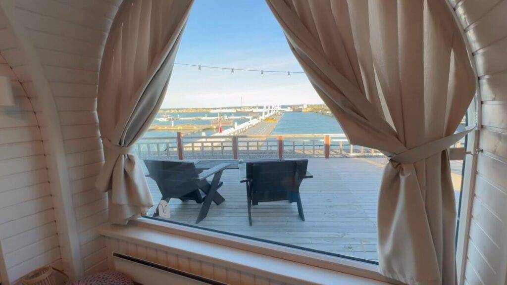 IgluPark（イグルパーク）部屋の窓から海が見えて、朝の空気がすぐそこにある。
