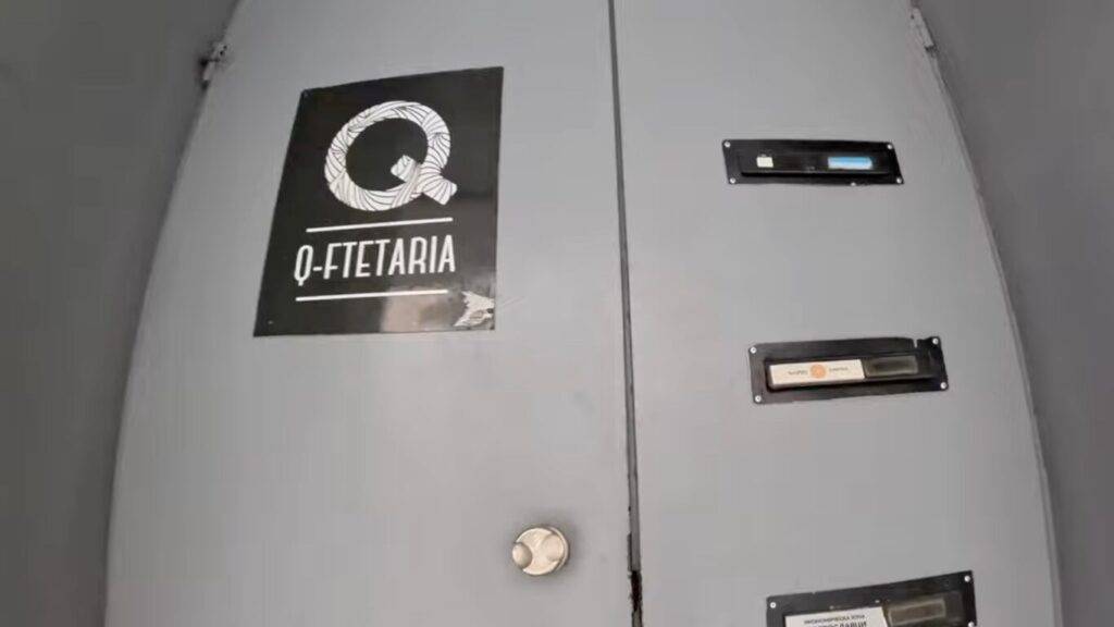 「Q-ftetaria」。
実は、ビルの2階にある隠れ家的スポット