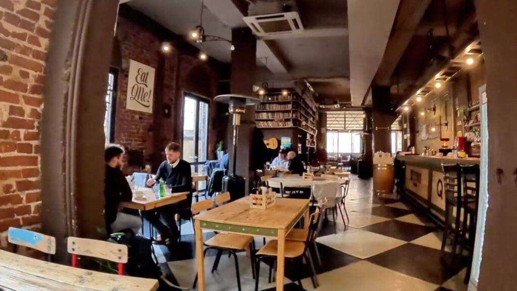 「Q-ftetaria」店内席もテラス席もあり、バーカウンターも完備。