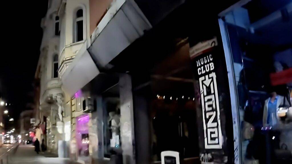 「メイズ」という音楽系のナイトスポット。