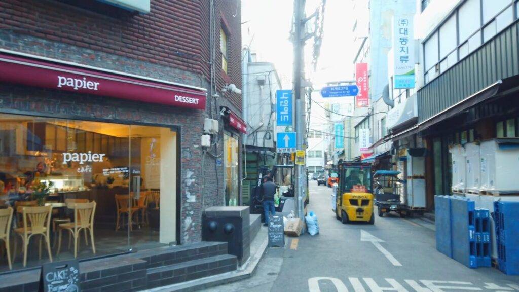 韓国旅行女子旅おすすめ|乙支路(ウルチロ)Euljiro古い金物店の隣にある、無機質でおしゃれなカフェ