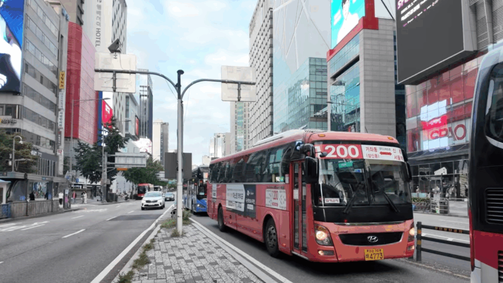 ソウルと仁川・京畿道などを結ぶのが赤い系統の広域急行バスです。
長距離通勤者にも利用されていて、観光客も十分に使えます。