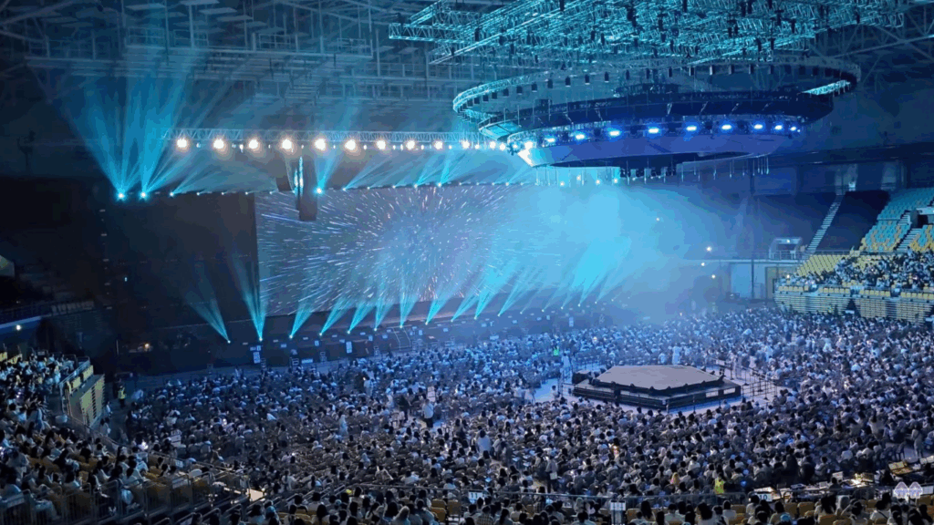 世界中からライブ遠征でオリンピック公園体操競技場に訪れたK-POPファンが開演を待っている