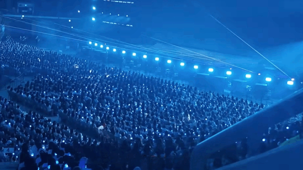 推し活でKSPO DOMEを訪れ、ライブ会場内で開演を待つ多くのK-POPファン