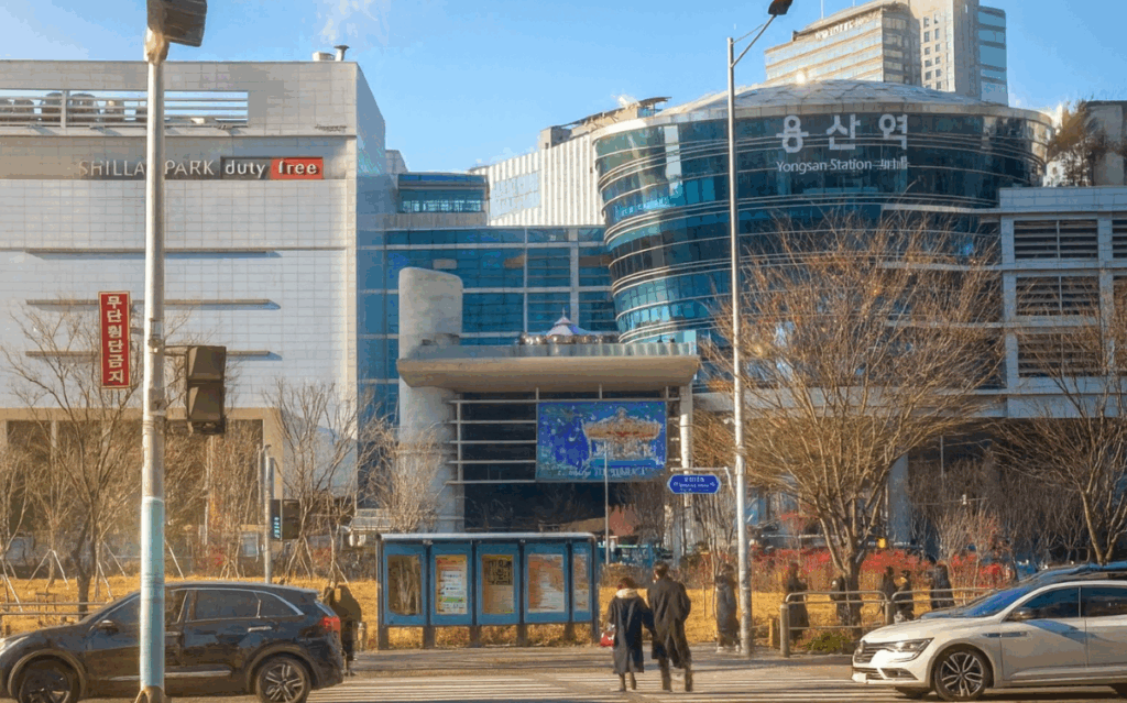ソウル江南駅周辺の冬の街並み 新羅免税店とカンナム駅ビルが見える繁華街 K-POPアーティストゆかりの清潭洞・COEXへのアクセス拠点 推し活ショッピングエリア