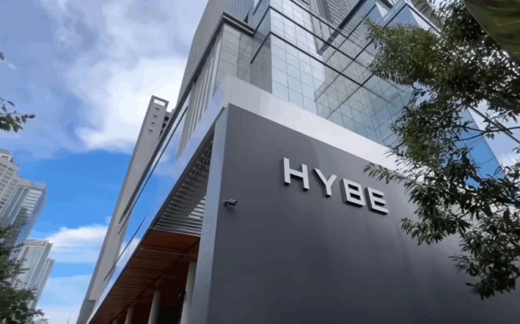 ソウル龍山区のHYBEビル外観 BTS SEVENTEEN NewJeansの所属事務所 ガラス張りの現代的な高層建築 K-POP推し活の聖地 龍山駅から徒歩5分 ナインツリープレミアロカウス龍山近く
