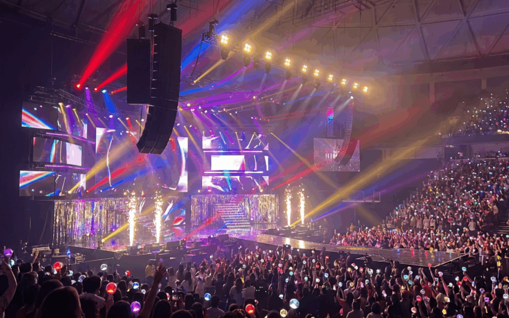 ソウルKSPO DOMEでのK-POPコンサート ステージの花火演出とカラフルなレーザー光線 ペンライトを掲げる数千人の観客 松坡区オリンピック公園内の推し活聖地 ライブ参戦イメージ