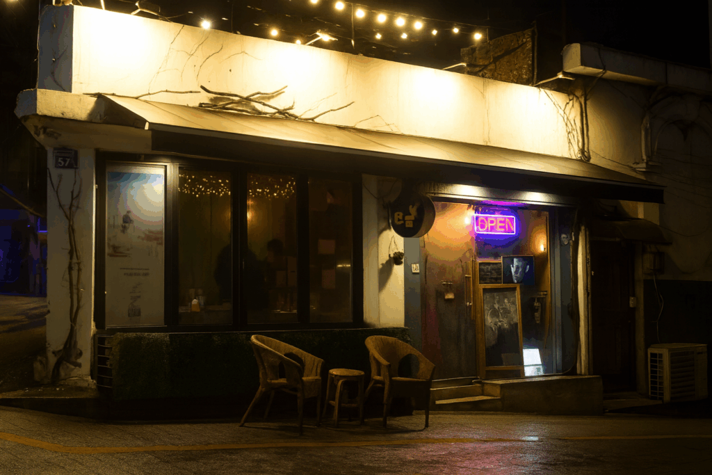 ソウルの路地にある夜のバーの外観。ネオンが光る落ち着いた雰囲気のスポットで、ソウル旅行の夜デートにも人気。