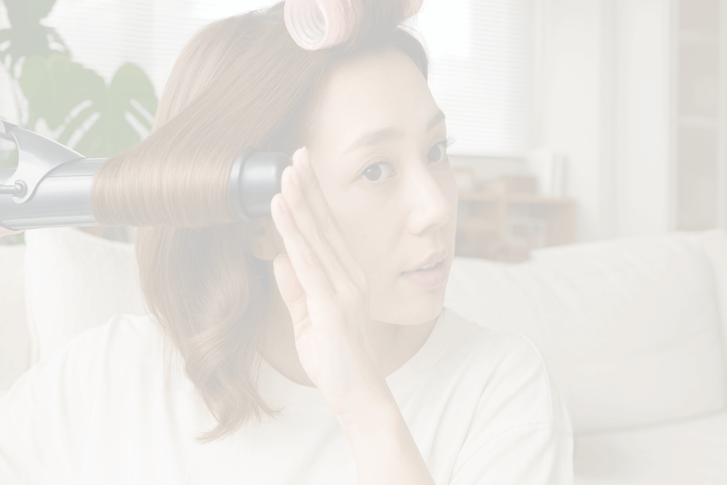 韓国旅行の朝、ヘアアイロンで髪をセットしている日本人女性の様子
