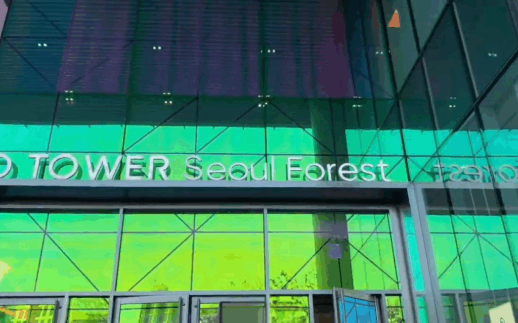 SMエンターテインメント本社が入居するアクロソウルフォレストのエントランス