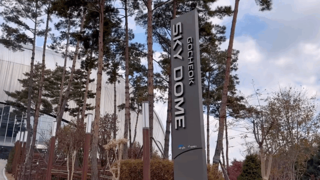 高尺スカイドームの敷地内にあるサインポールと周辺の風景。終演後の移動・脱出戦略を解説する記事のアイキャッチ。