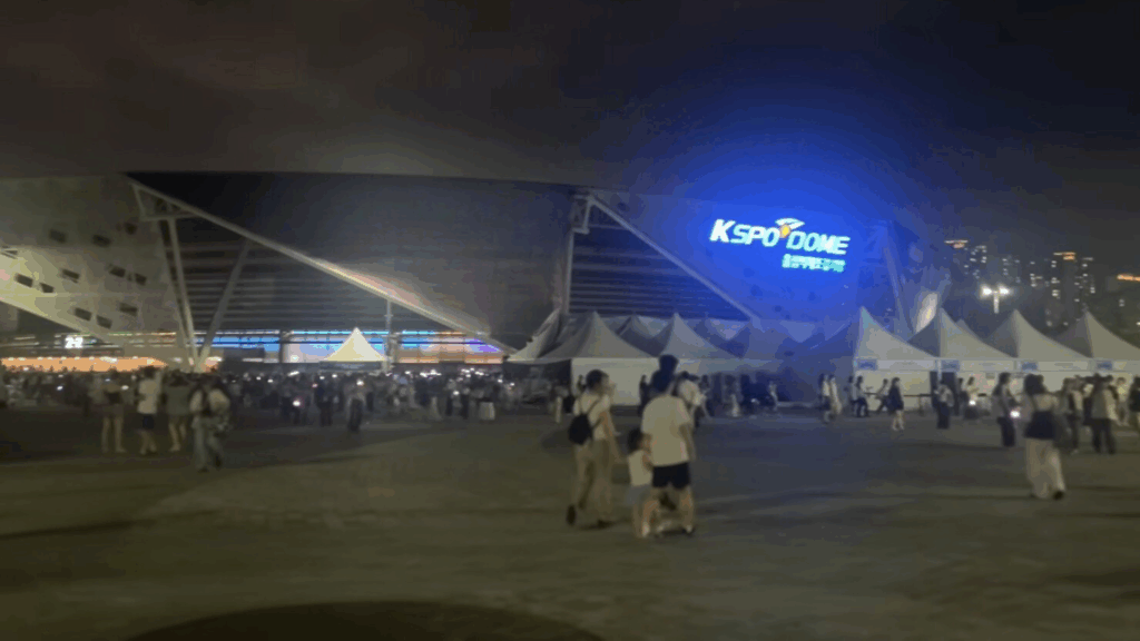 ライブ終演後のKSPO DOMEと帰路につく観客