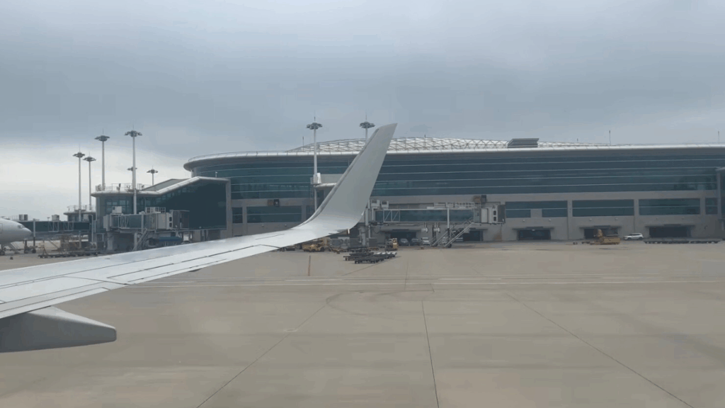 飛行機の窓から見た仁川国際空港と翼の一部