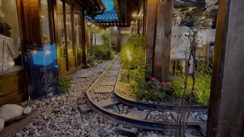 駅舎をモチーフにした、ユニークなコンセプトカフェ。中庭には本物の線路が敷かれており、まるで小さな駅のよう。