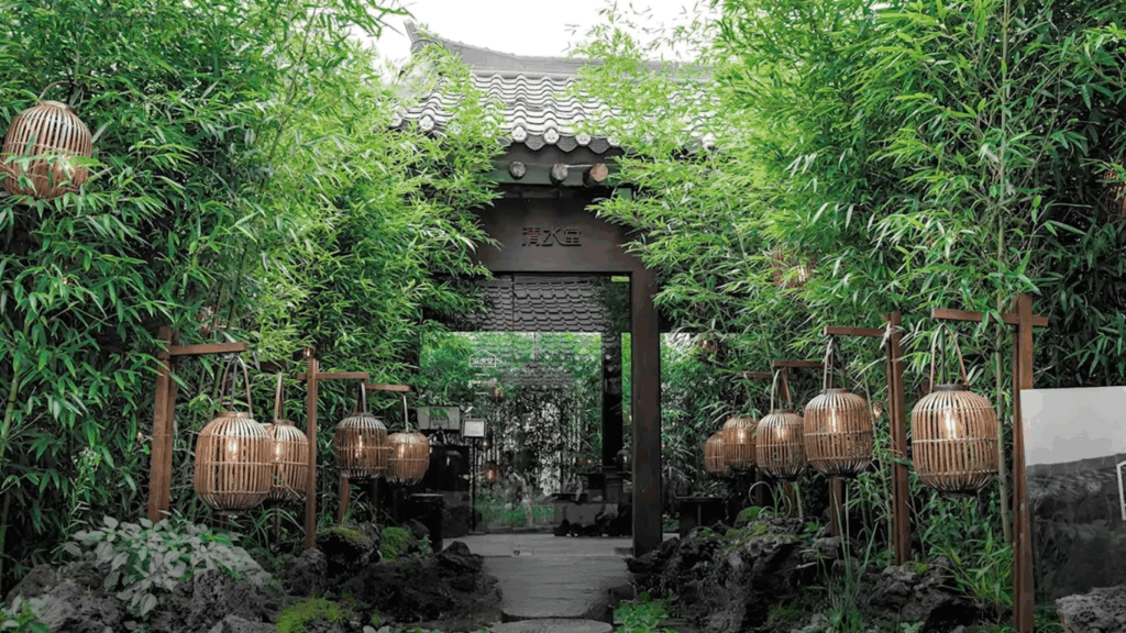 竹林に囲まれた幻想的な入り口が目印の、益善洞を代表する大人気カフェ、清水堂ベーカリー(청수당 베이커리)