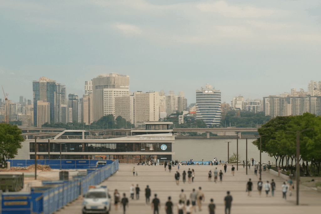 漢江沿いの遊歩道から見たソウルの街並み。川辺を歩く人々と高層ビル群が広がる風景。