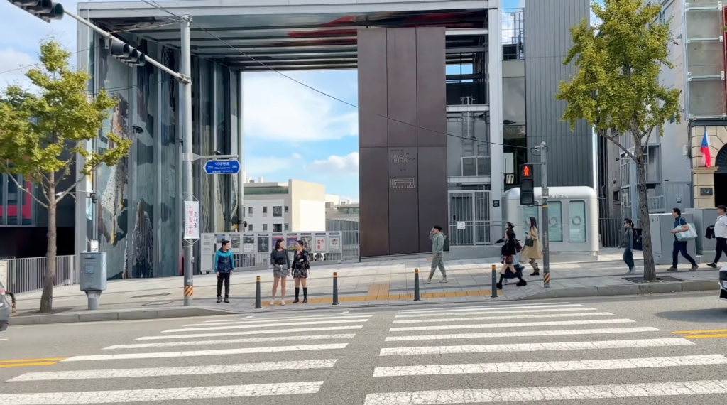 漢南洞の静かな路地に並ぶカフェやセレクトショップ。大通りから少し入った落ち着いた雰囲気のエリアで、ゆったり散策を楽しむ人の様子。