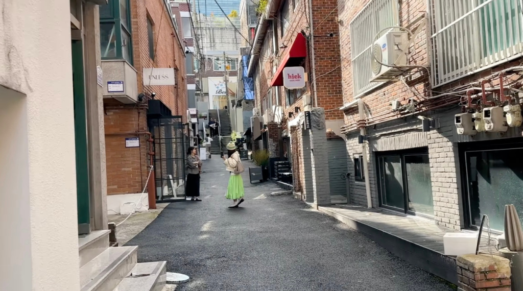 漢南洞のアートエリアにあるMMCA前の広い通り。美術館周辺を歩く人々と落ち着いた街並みが、大人デートに人気のエリアらしい雰囲気を表している。