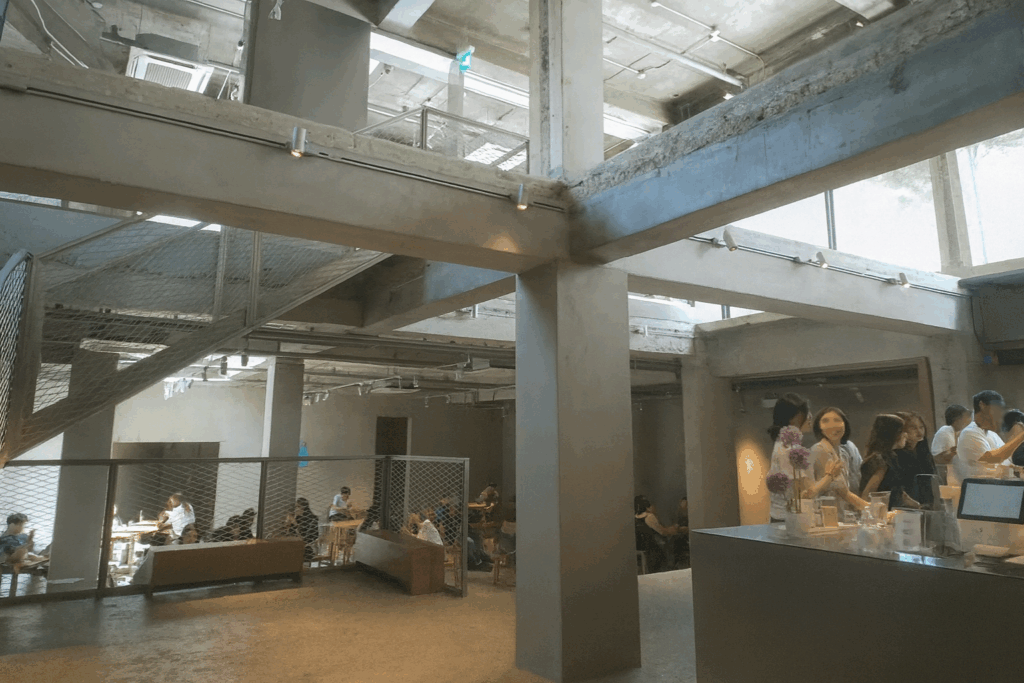 ブルーボトルコーヒー韓国2号店（聖水店）の店内。工場跡地を生かした広々とした空間で、特に若者がカフェタイムを楽しむ人気スポット。