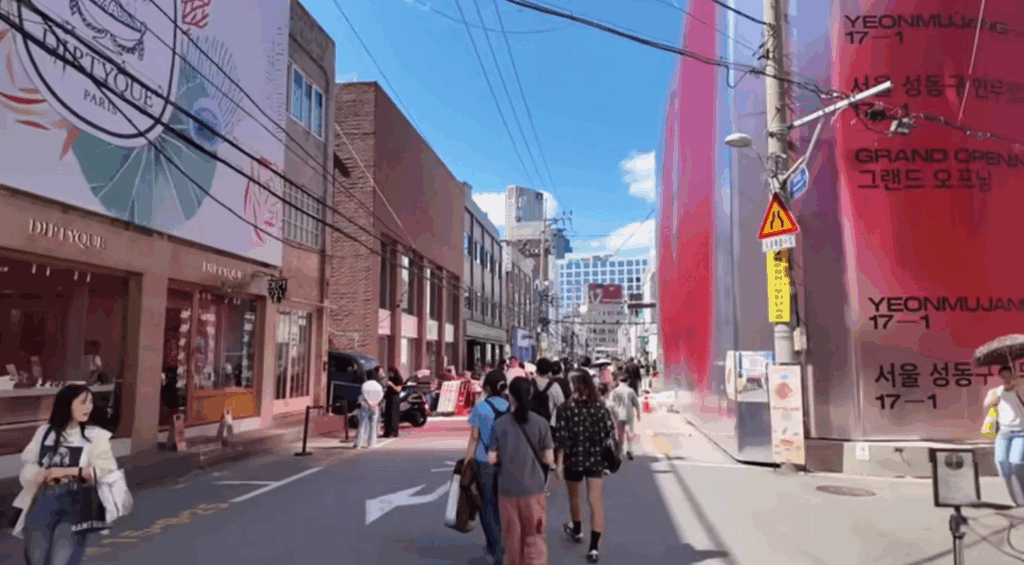 聖水洞のカフェやショップが並ぶトレンドエリアのストリートを歩く人々。若者に人気のソウル散策スポット。