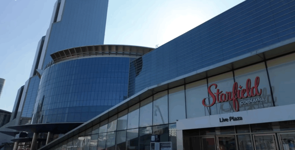 ソウルのCOEXモール「Starfield」の外観。ガラス張りの近代的な建物が並ぶ江南エリアの人気スポット。