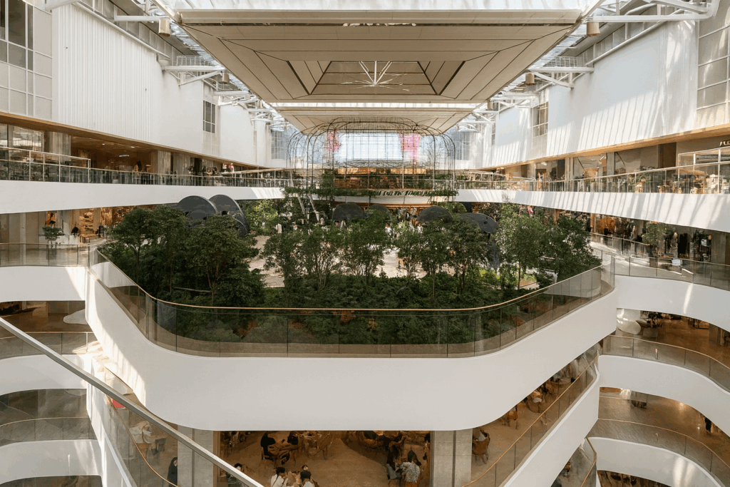 ザ・現代ソウルの館内。曲線的な吹き抜け構造が特徴のモダンなフロアデザイン。