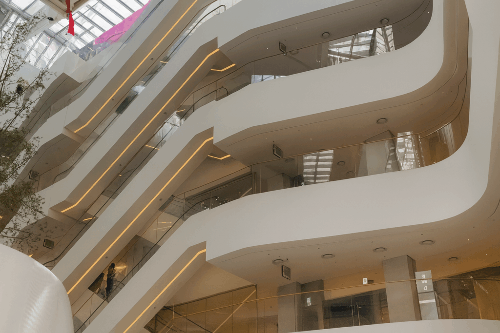 ザ・現代ソウルのサウンドフォレスト。自然光が差し込む吹き抜け空間に広がる屋内ガーデン。