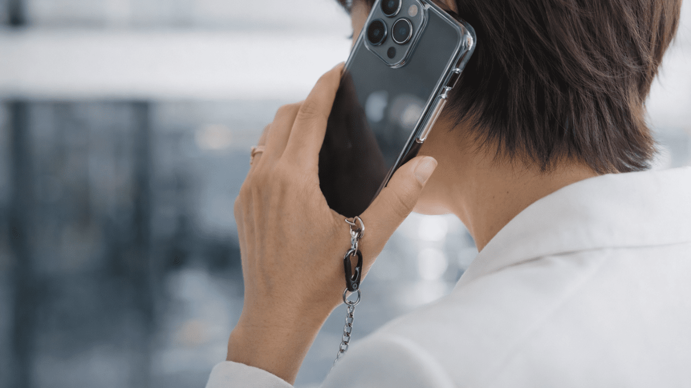 海外で通話するスマホの手元。日本の番号は残してeSIMでデータ通信だけ使うイメージ